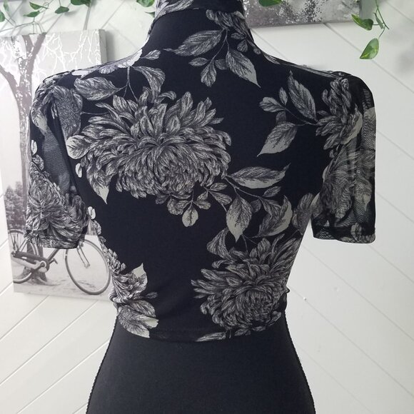 Chrysanthemum High Neck Crop Top - Picture 3 of 3